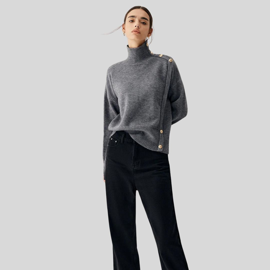 Joena - Pull à col roulé avec détail de boutons asymétriques