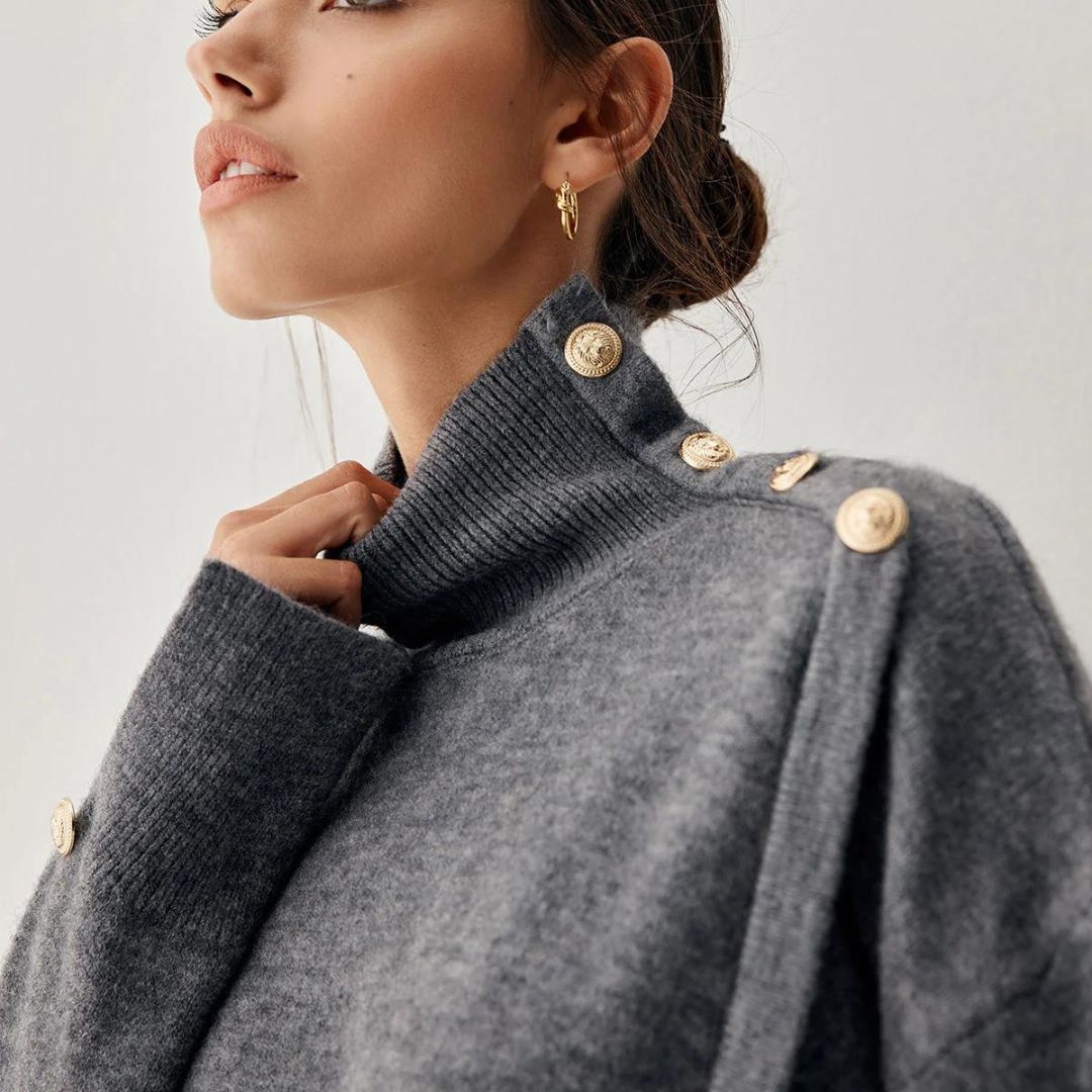 Joena - Pull à col roulé avec détail de boutons asymétriques