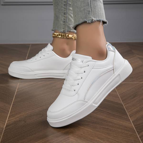 Amélie - Chaussures blanches avec détails dorés et argentés