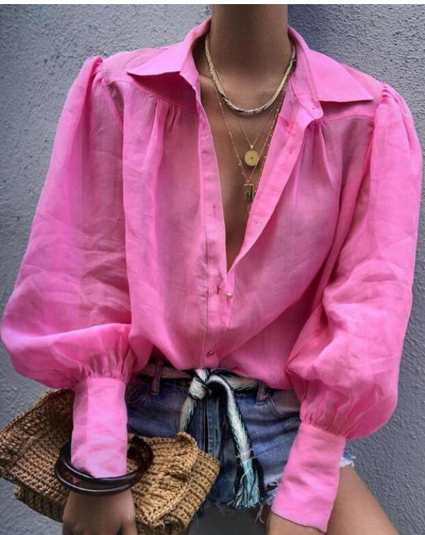 Chemisier laconique à décolleté profond : la combinaison parfaite entre confort et style