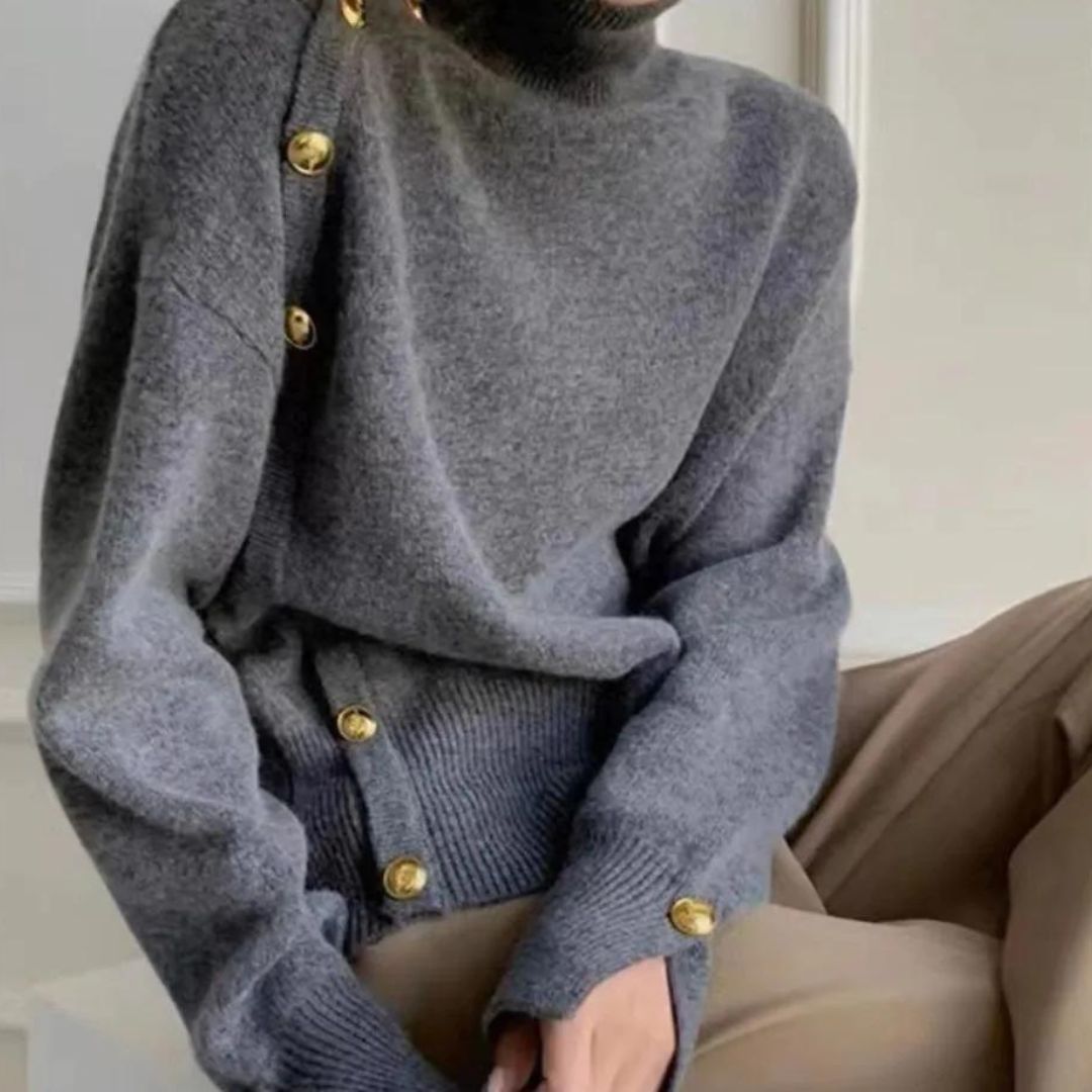 Joena - Pull à col roulé avec détail de boutons asymétriques