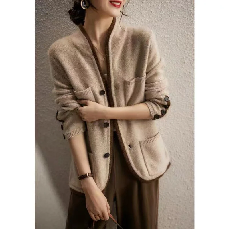 Cardigan femme au style rétro : le complément parfait à votre apparence
