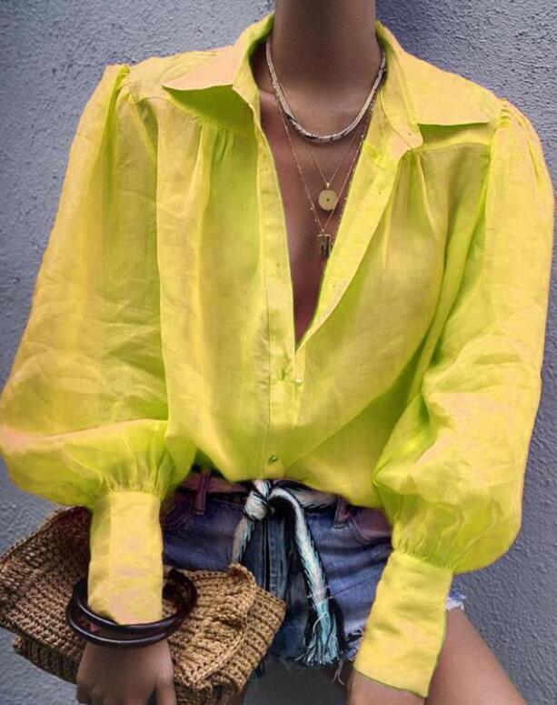 Chemisier laconique à décolleté profond : la combinaison parfaite entre confort et style