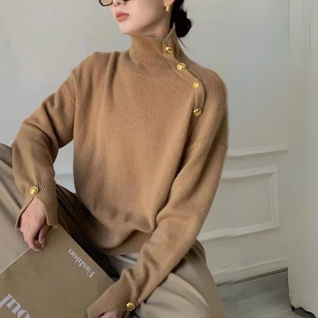 Joena - Pull à col roulé avec détail de boutons asymétriques