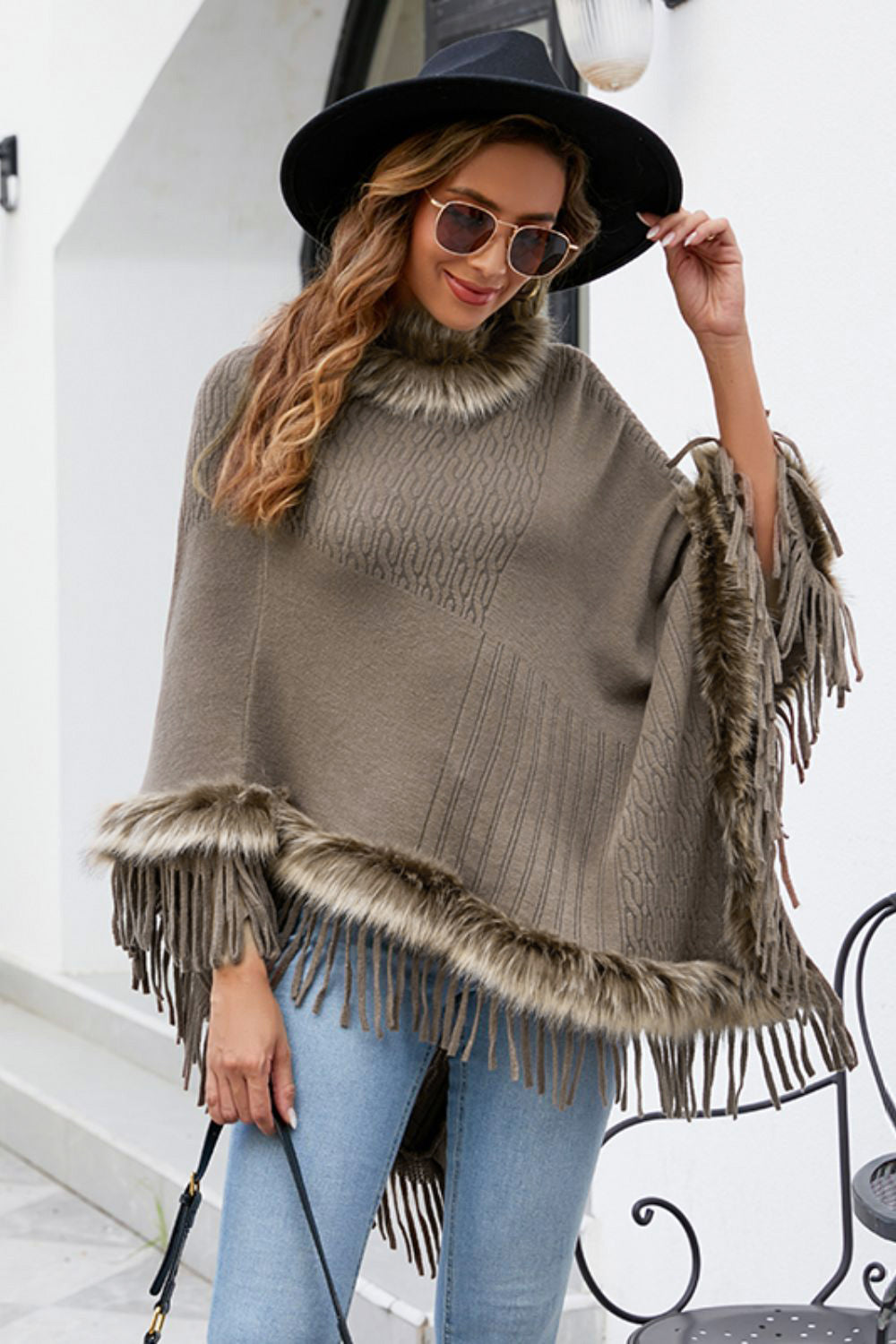 Sofia - Poncho à franges avec bordure en fausse fourrure pour femme