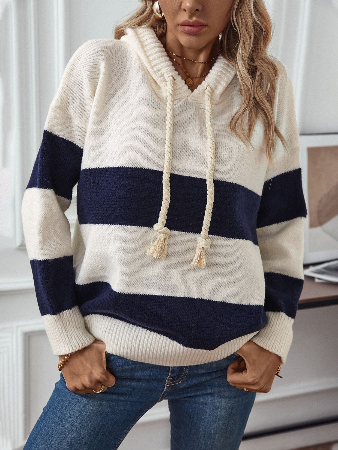 Maya - Sweat à capuche avec cordon et bandes contrastées et épaules tombantes pour femme