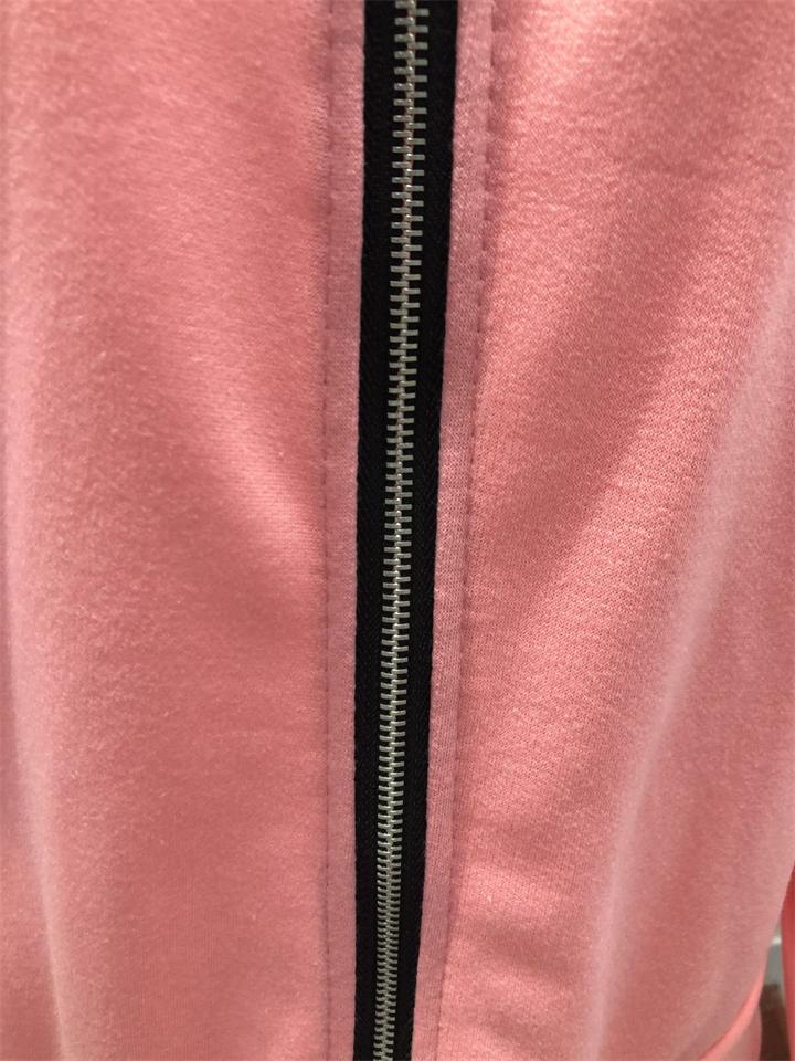 Veste pratique avec capuche et fermeture zippé pour plus de commodité