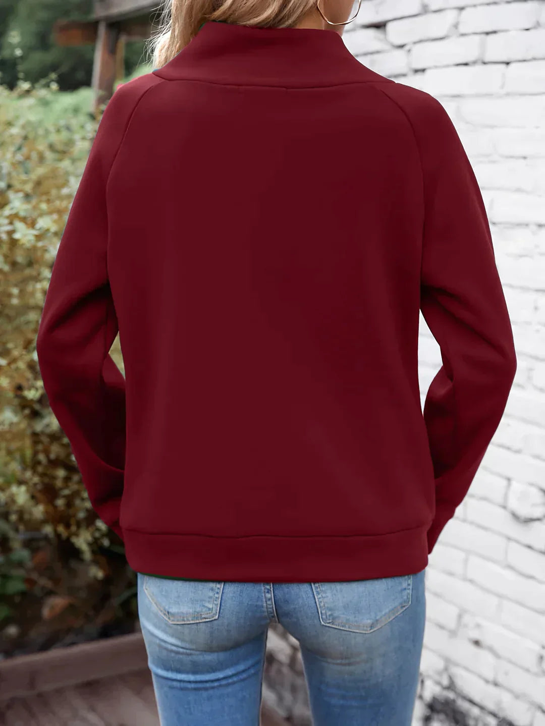 Pull féminin à col montant avec un conception élégant