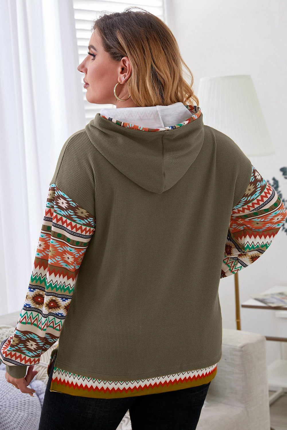Maya - Sweat à capuche vert jungle avec manches patchwork aztèques pour femme