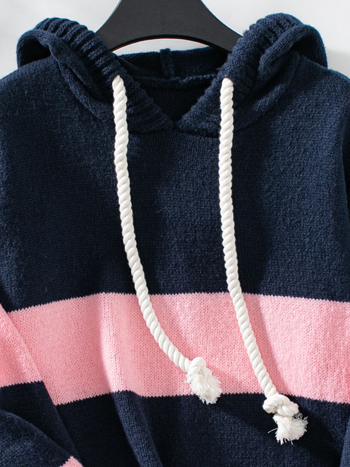 Maya - Sweat à capuche avec cordon et bandes contrastées et épaules tombantes pour femme