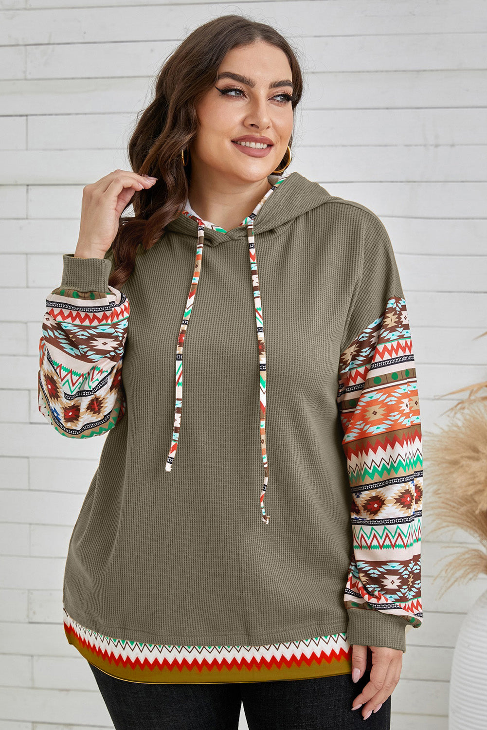 Maya - Sweat à capuche vert jungle avec manches patchwork aztèques pour femme