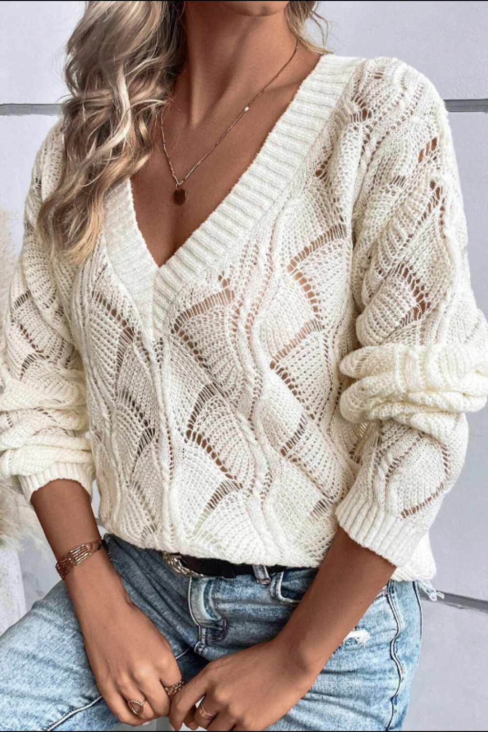 Sienna - Pull à col en V avec design ajouré et manches longues pour femme