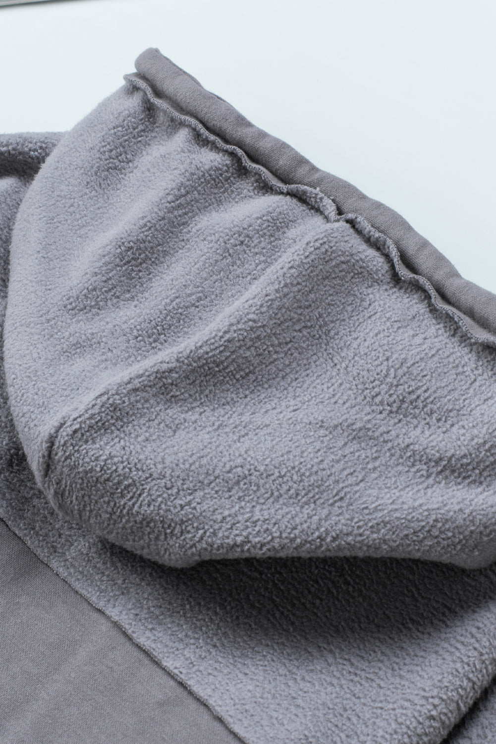 Ella - Veste zippée grise avec poches à rabat et capuche à cordon pour femme