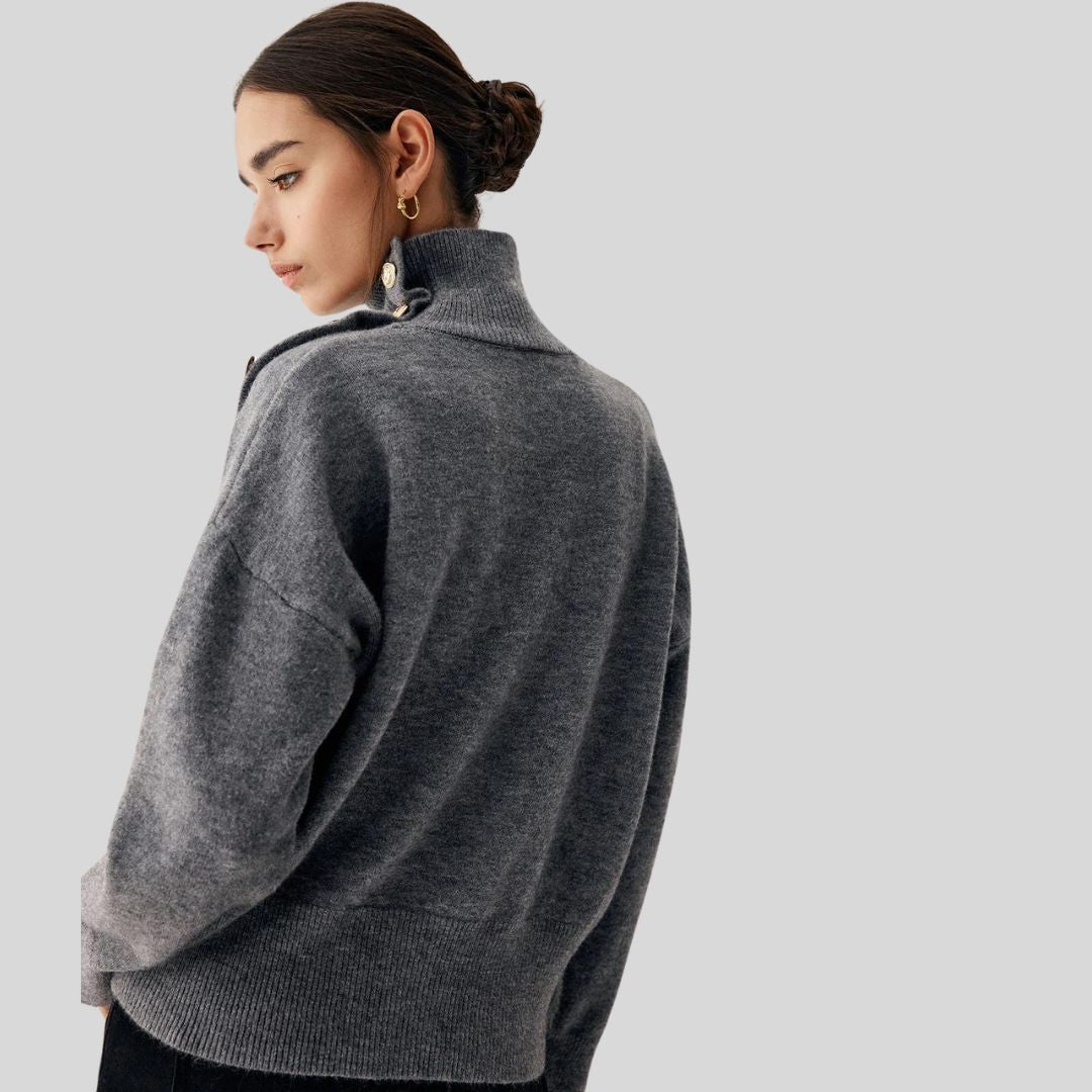 Joena - Pull à col roulé avec détail de boutons asymétriques