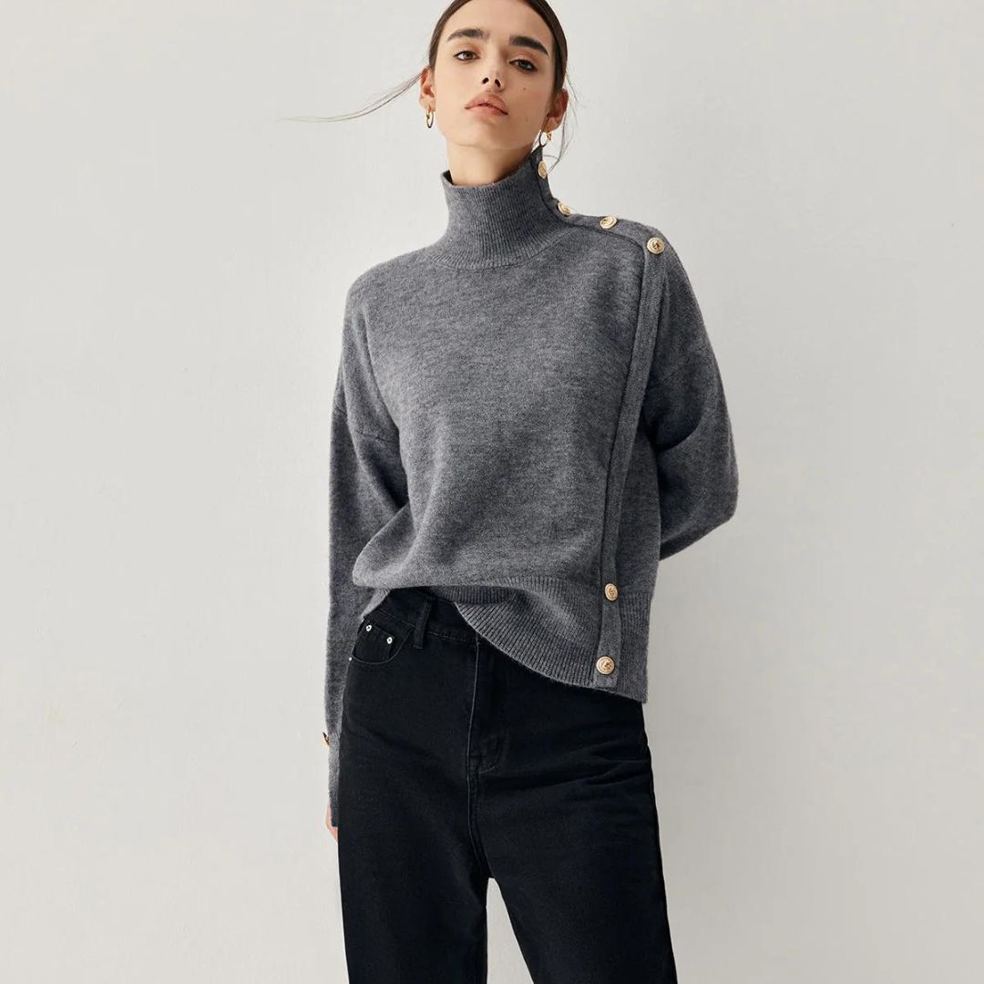 Joena - Pull à col roulé avec détail de boutons asymétriques