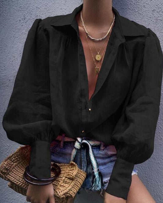 Chemisier laconique à décolleté profond : la combinaison parfaite entre confort et style