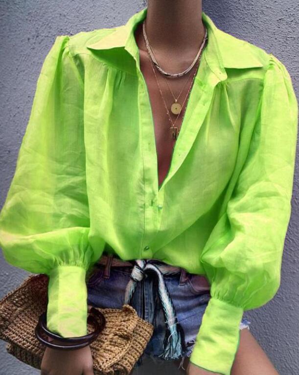 Chemisier laconique à décolleté profond : la combinaison parfaite entre confort et style