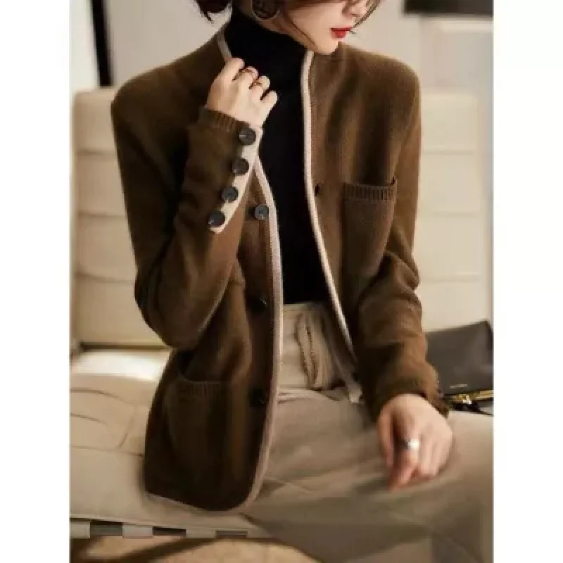 Cardigan femme au style rétro : le complément parfait à votre apparence
