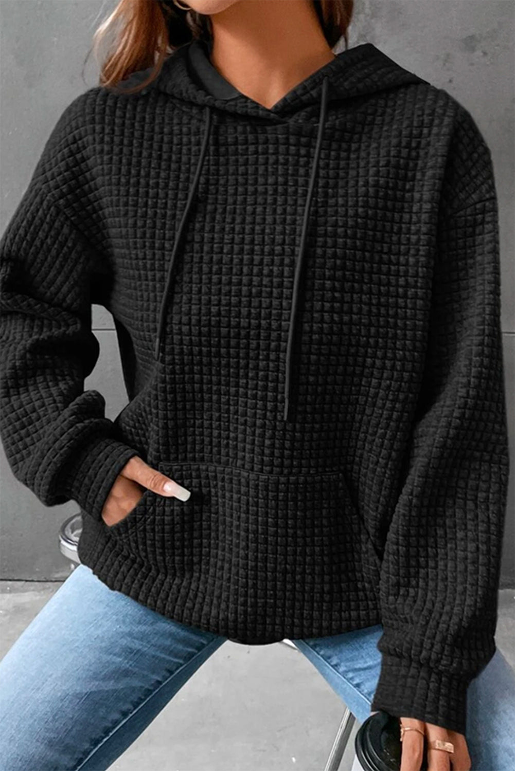 Sweat à capuche noir élégant avec motif matelassé et poche kangourou