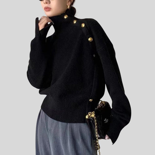 Joena - Pull à col roulé avec détail de boutons asymétriques