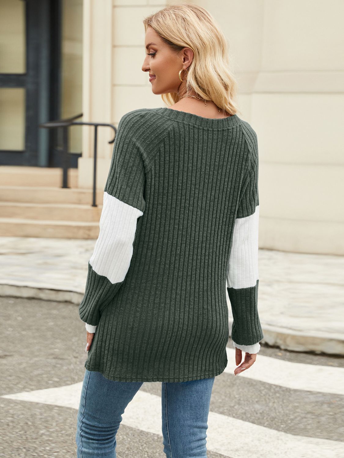 Layla - T-shirt à manches longues et col en V avec blocs de couleur pour femme