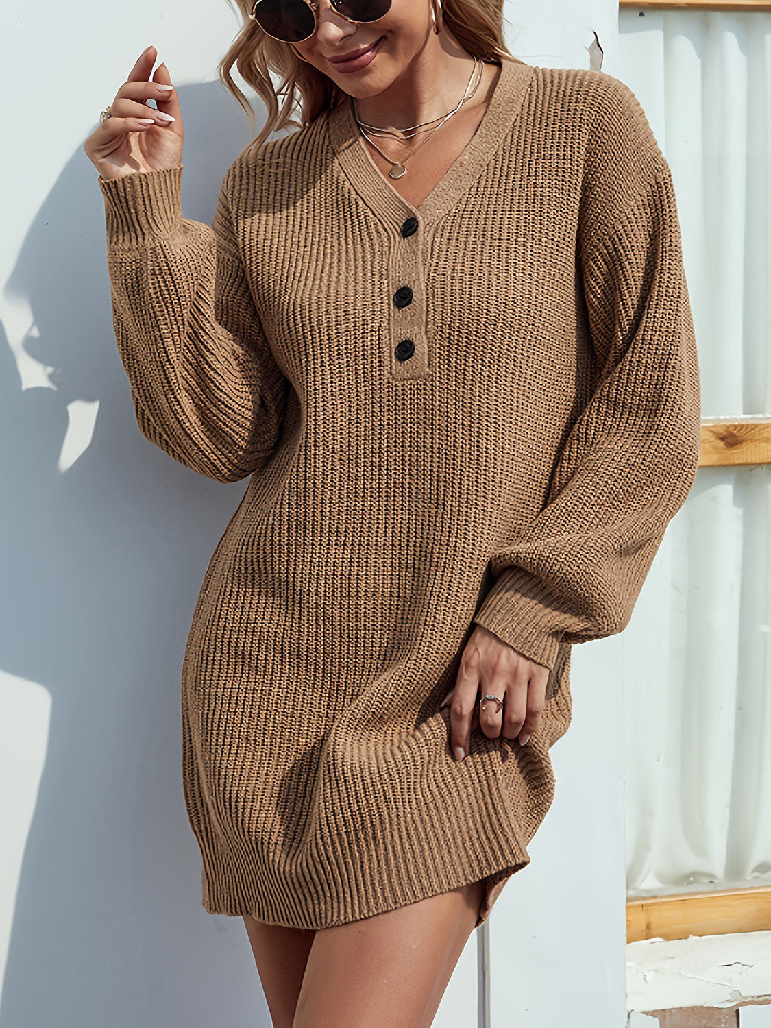 Clara - Camel Robe pull mini caramel avec col en V et épaules tombantes pour femme
