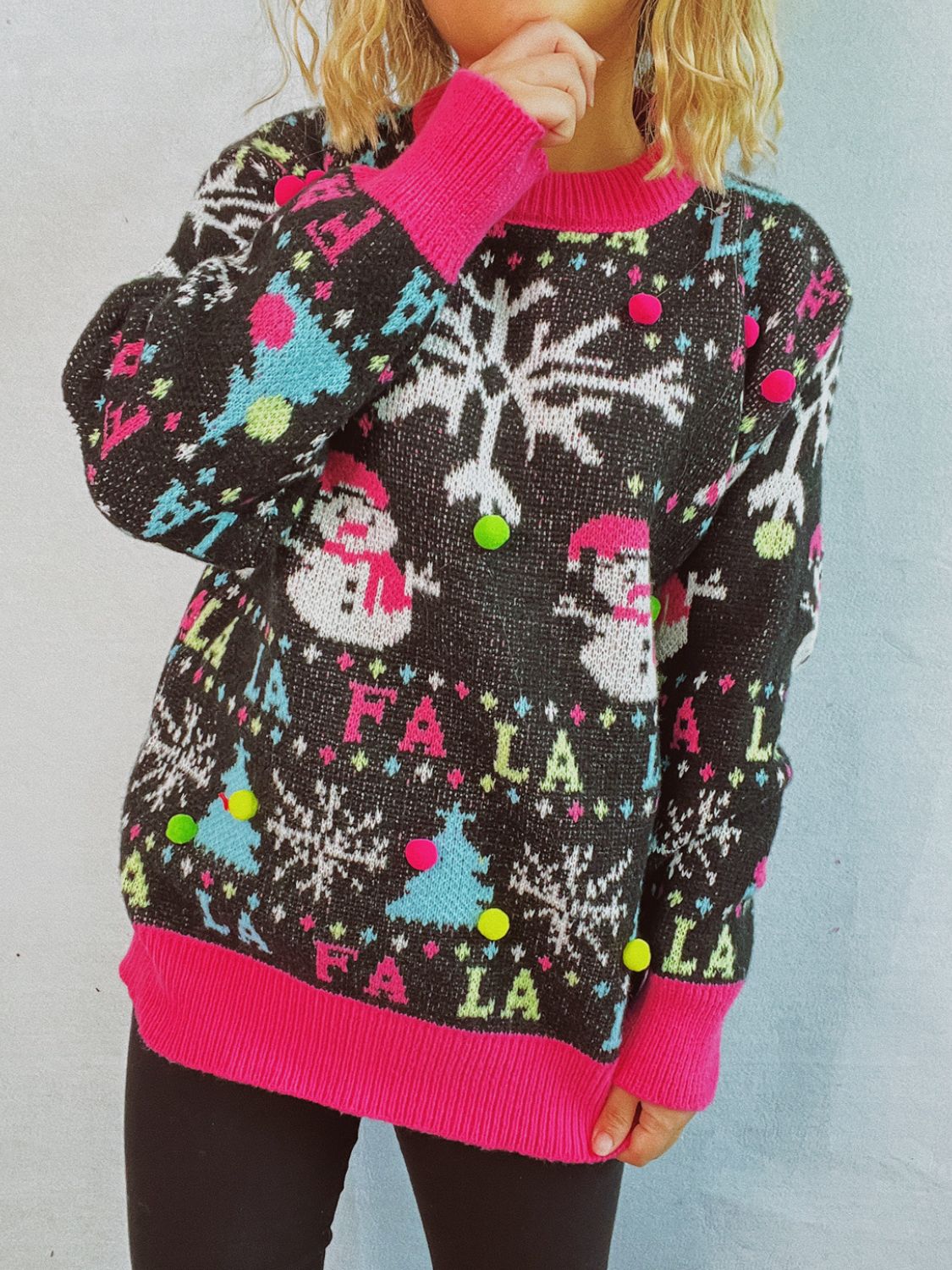 Sierra - Noir Pull à col rond avec bordures contrastées et motif bonhomme de neige pour femme