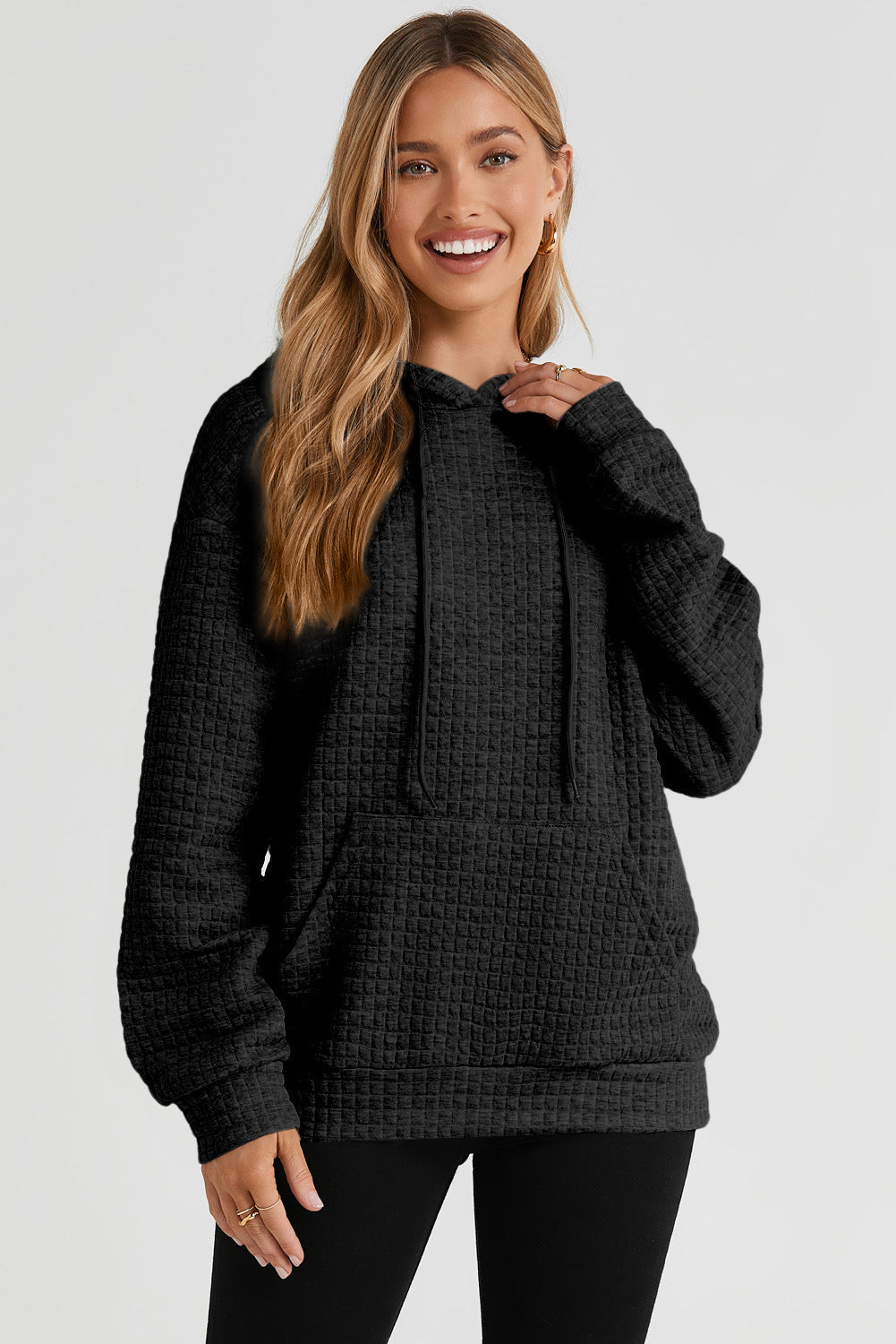 Sweat à capuche noir élégant avec motif matelassé et poche kangourou