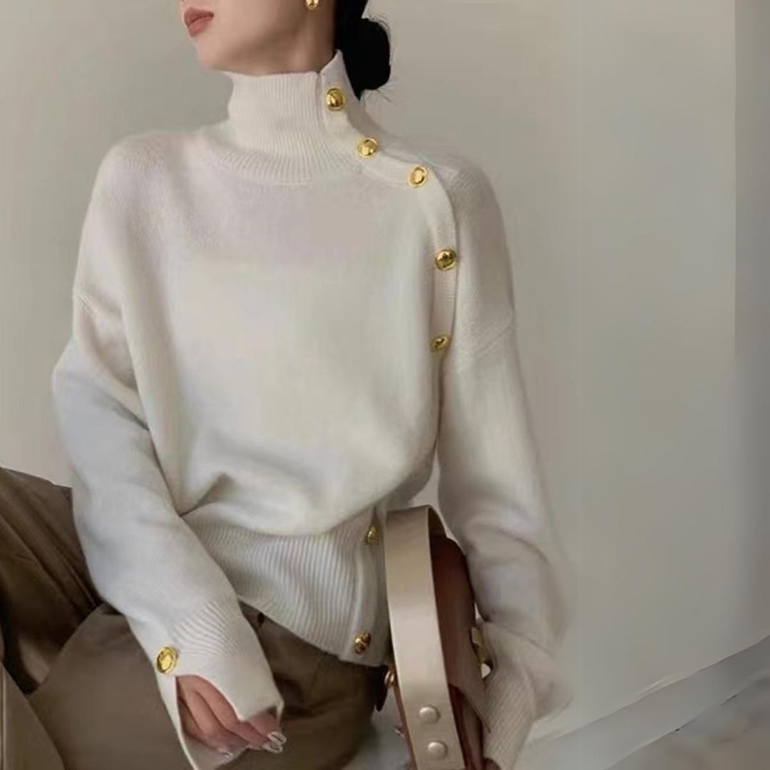 Joena - Pull à col roulé avec détail de boutons asymétriques