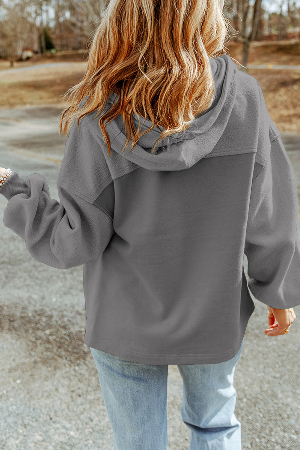 Ella - Veste zippée grise avec poches à rabat et capuche à cordon pour femme