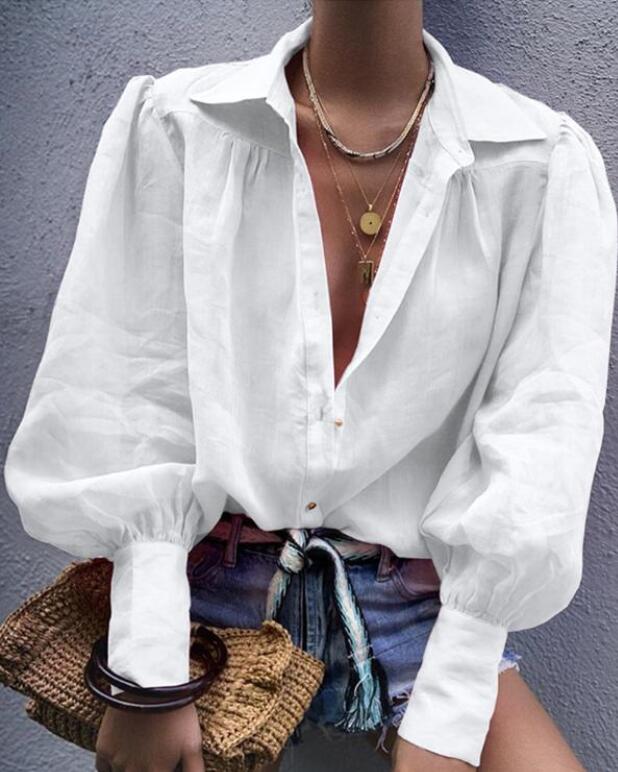 Chemisier laconique à décolleté profond : la combinaison parfaite entre confort et style