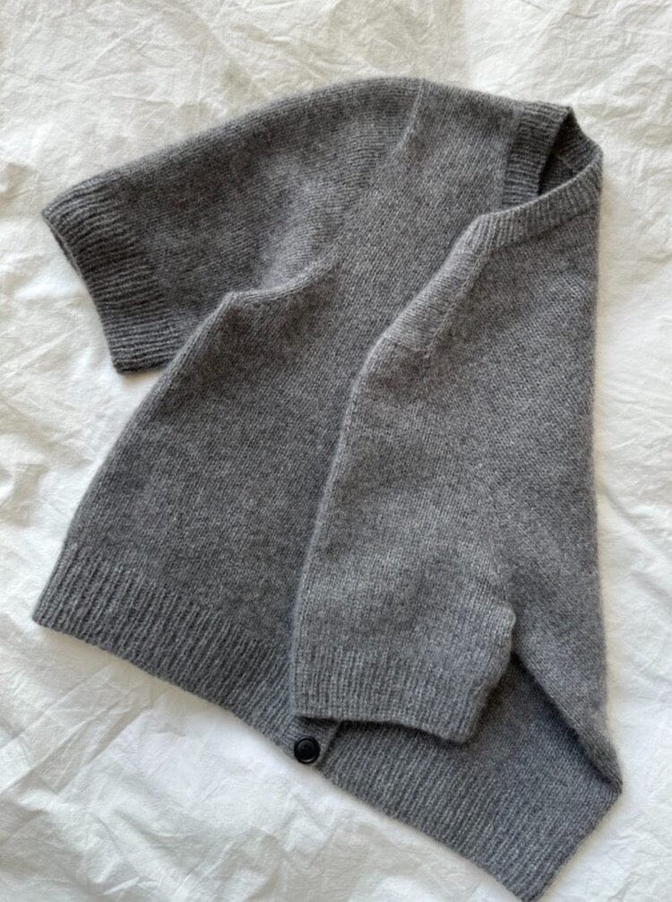 Pull élégant à manches courtes avec détails boutonnés au niveau du cou