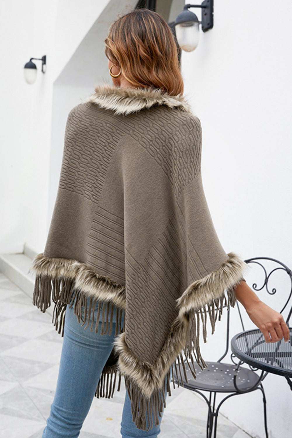 Sofia - Poncho à franges avec bordure en fausse fourrure pour femme