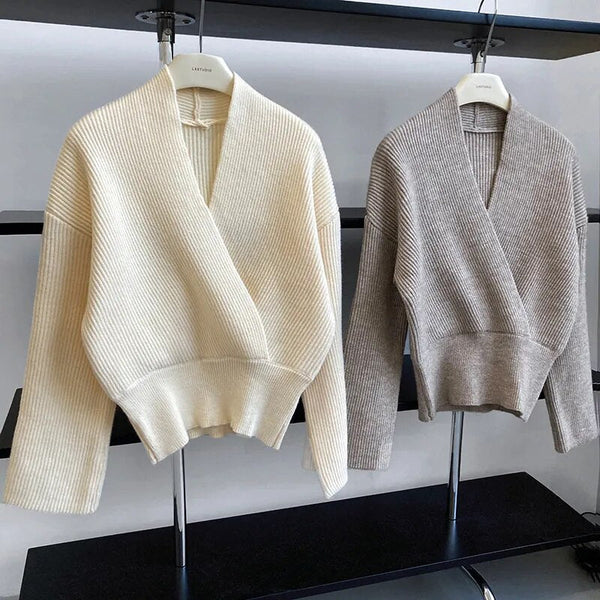 Pull croisé élégant avec décolleté profond