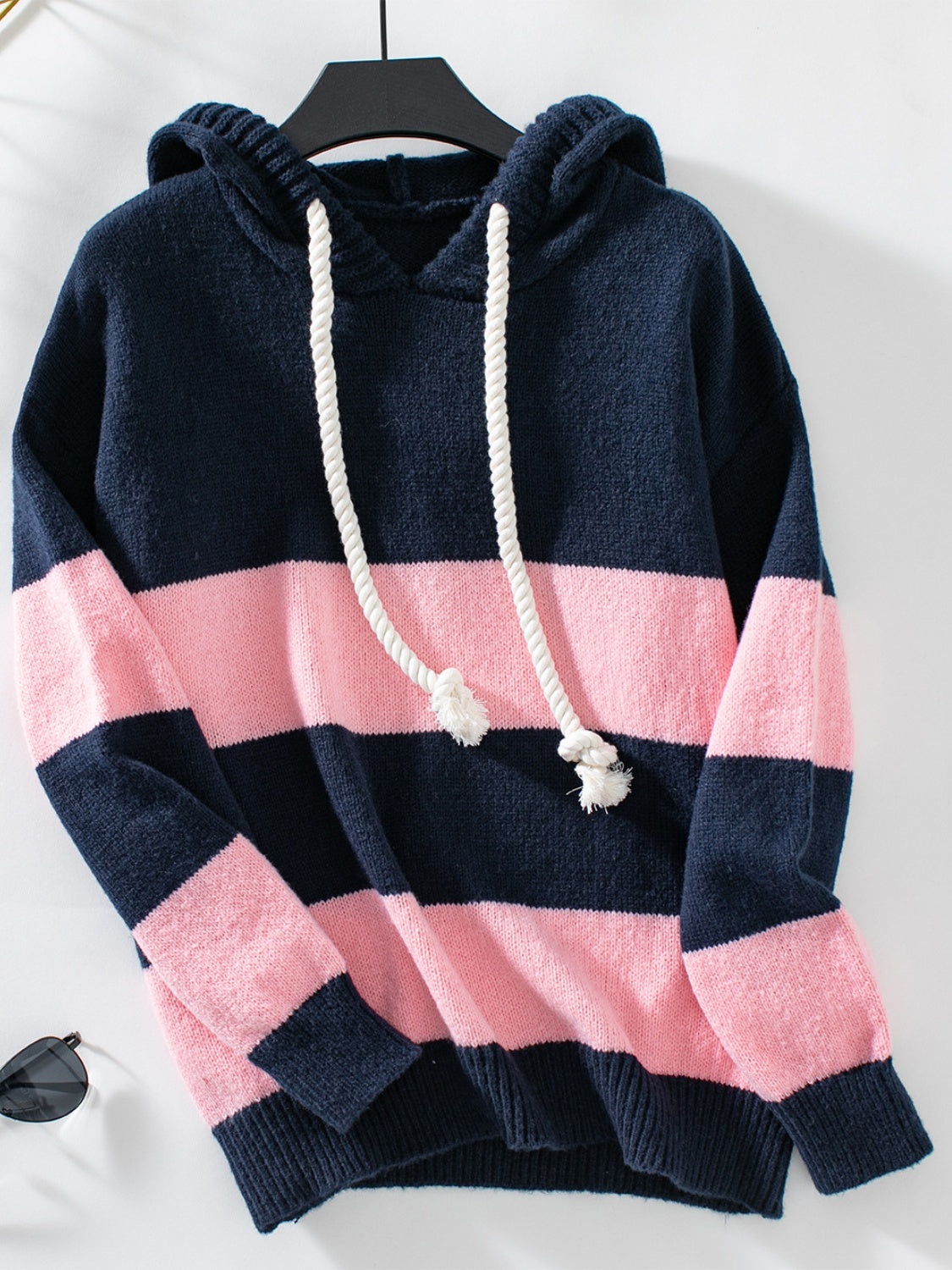 Maya - Sweat à capuche avec cordon et bandes contrastées et épaules tombantes pour femme