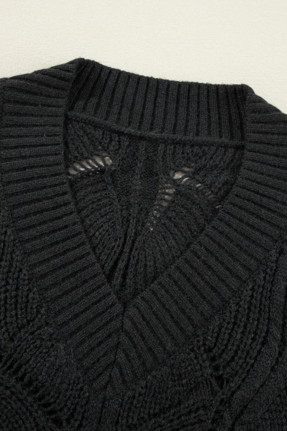 Sienna - Pull à col en V avec design ajouré et manches longues pour femme