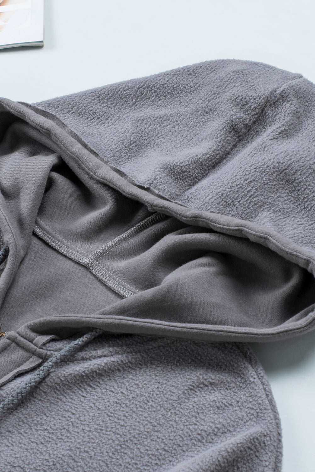 Ella - Veste zippée grise avec poches à rabat et capuche à cordon pour femme