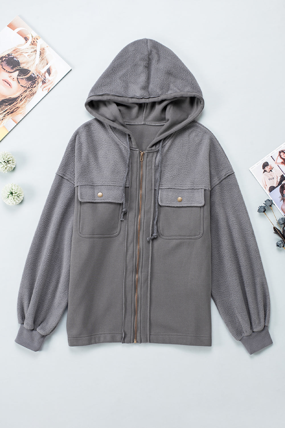Ella - Veste zippée grise avec poches à rabat et capuche à cordon pour femme