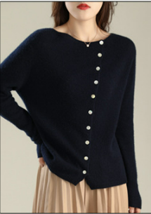 Pull Noir Chic à Col Rond pour Femme